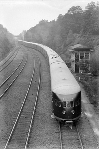 883100 Afbeelding van vier gekoppelde diesel-electrische treinstellen DE 3 (serie 11-50) van de N.S. ter hoogte van het ...